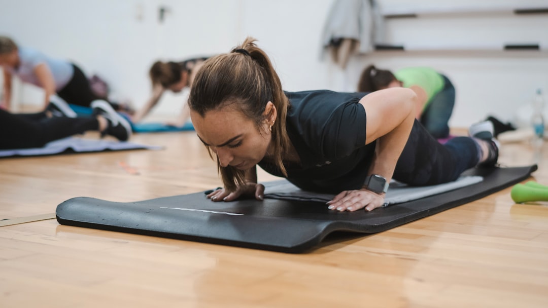 a-group-of-people-in-a-gym-doing-push-ups-xnlw4d6pf8